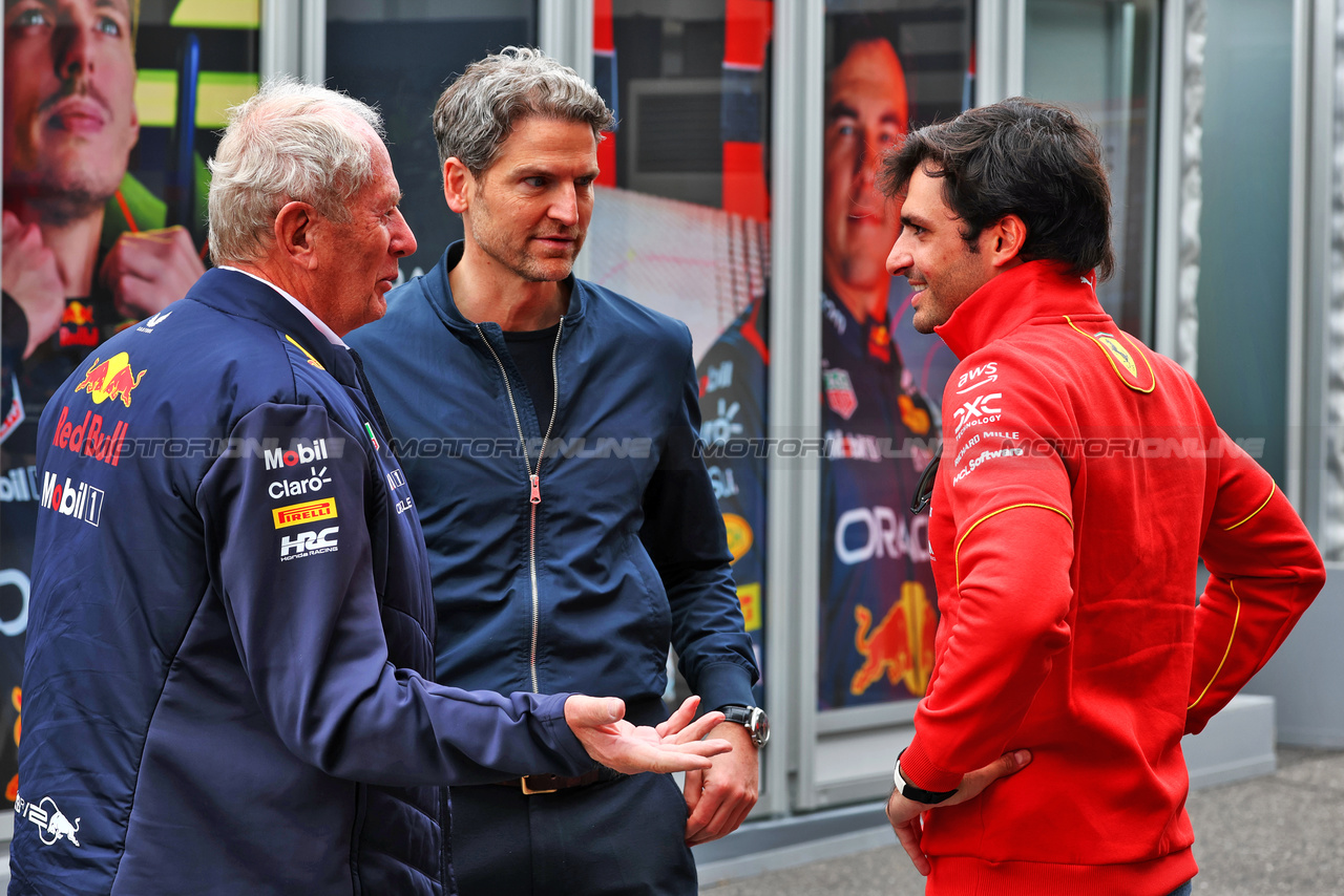 GP GIAPPONE, Dr Helmut Marko (AUT) Red Bull Motorsport Consultant (Left) with Carlos Sainz Jr (ESP) Ferrari (Right).

05.04.2024. Formula 1 World Championship, Rd 4, Japanese Grand Prix, Suzuka, Japan, Practice Day.

 - www.xpbimages.com, EMail: requests@xpbimages.com © Copyright: Coates / XPB Images