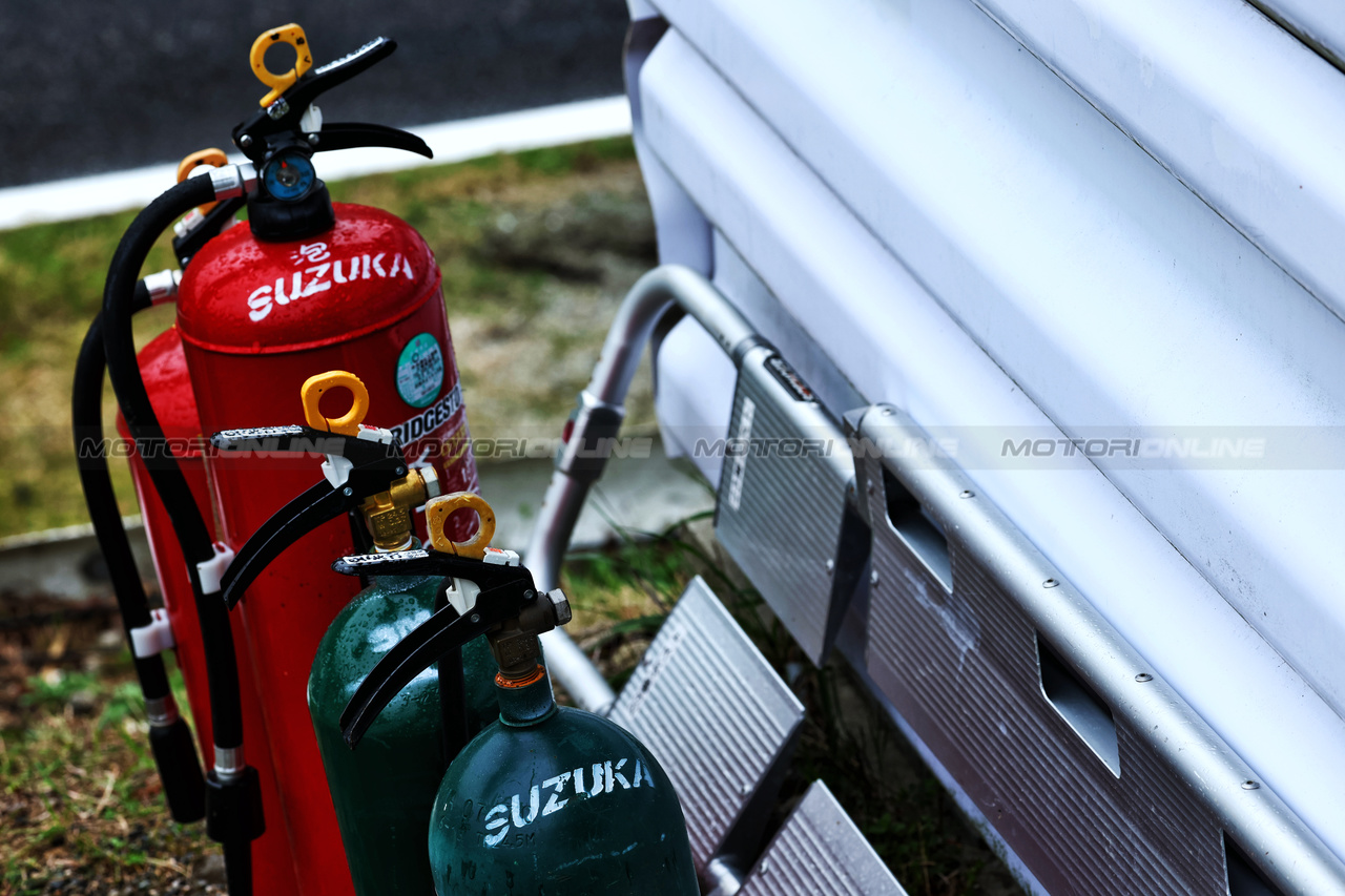 GP GIAPPONE, Circuit Atmosfera - marshals' fire extinguishers trackside.

05.04.2024. Formula 1 World Championship, Rd 4, Japanese Grand Prix, Suzuka, Japan, Practice Day.

 - www.xpbimages.com, EMail: requests@xpbimages.com © Copyright: Coates / XPB Images
