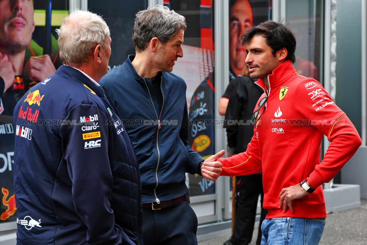 GP GIAPPONE, Dr Helmut Marko (AUT) Red Bull Motorsport Consultant (Left) with Carlos Sainz Jr (ESP) Ferrari (Right).

05.04.2024. Formula 1 World Championship, Rd 4, Japanese Grand Prix, Suzuka, Japan, Practice Day.

 - www.xpbimages.com, EMail: requests@xpbimages.com © Copyright: Coates / XPB Images