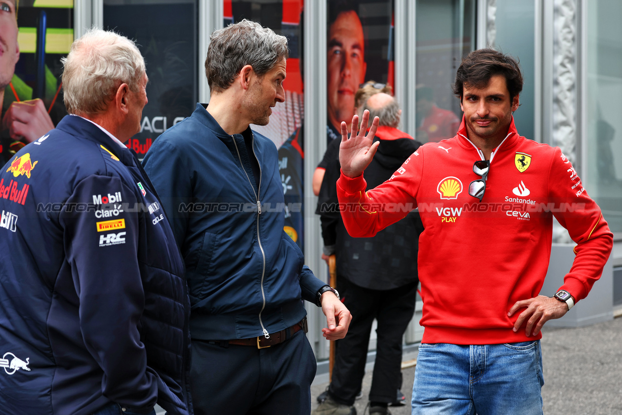 GP GIAPPONE, Dr Helmut Marko (AUT) Red Bull Motorsport Consultant (Left) with Carlos Sainz Jr (ESP) Ferrari (Right).

05.04.2024. Formula 1 World Championship, Rd 4, Japanese Grand Prix, Suzuka, Japan, Practice Day.

 - www.xpbimages.com, EMail: requests@xpbimages.com © Copyright: Coates / XPB Images