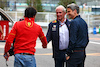 GP GIAPPONE, Carlos Sainz Jr (ESP) Ferrari (Left) with Dr Helmut Marko (AUT) Red Bull Motorsport Consultant (Centre).
05.04.2024. Formula 1 World Championship, Rd 4, Japanese Grand Prix, Suzuka, Japan, Practice Day.
 - www.xpbimages.com, EMail: requests@xpbimages.com © Copyright: Coates / XPB Images