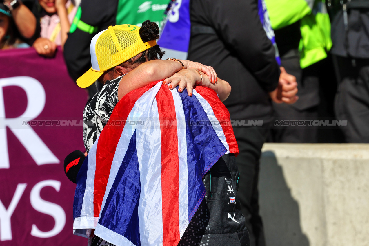 GP GRAN BRETAGNA, Gara winner Lewis Hamilton (GBR) Mercedes AMG F1 celebrates in parc ferme with his mother Carmen Larbalestier (GBR)

07.07.2024. Formula 1 World Championship, Rd 12, British Grand Prix, Silverstone, England, Gara Day.

- www.xpbimages.com, EMail: requests@xpbimages.com © Copyright: Batchelor / XPB Images