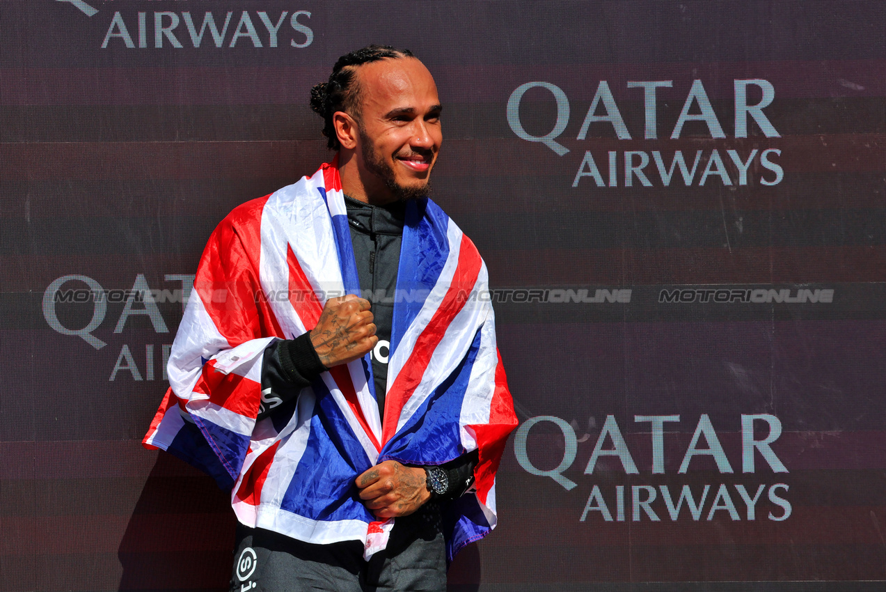 GP GRAN BRETAGNA, Gara winner Lewis Hamilton (GBR) Mercedes AMG F1 celebrates on the podium.

07.07.2024. Formula 1 World Championship, Rd 12, British Grand Prix, Silverstone, England, Gara Day.

- www.xpbimages.com, EMail: requests@xpbimages.com © Copyright: Batchelor / XPB Images