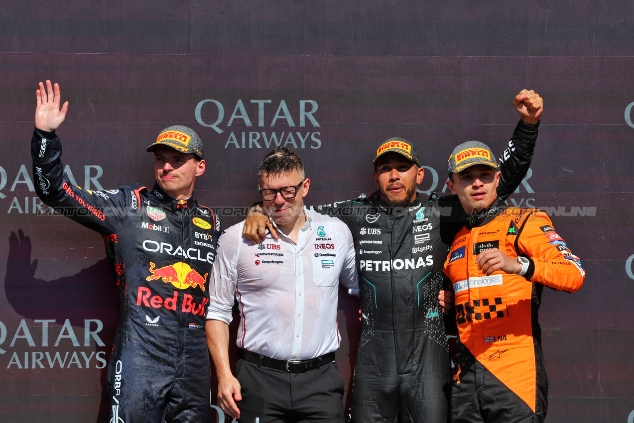 GP GRAN BRETAGNA, The podium (L to R): Max Verstappen (NLD) Red Bull Racing, second; Peter Bonnington (GBR) Mercedes AMG F1 Gara Engineer; Lewis Hamilton (GBR) Mercedes AMG F1, vincitore; Lando Norris (GBR) McLaren, third.

07.07.2024. Formula 1 World Championship, Rd 12, British Grand Prix, Silverstone, England, Gara Day.

- www.xpbimages.com, EMail: requests@xpbimages.com © Copyright: Batchelor / XPB Images