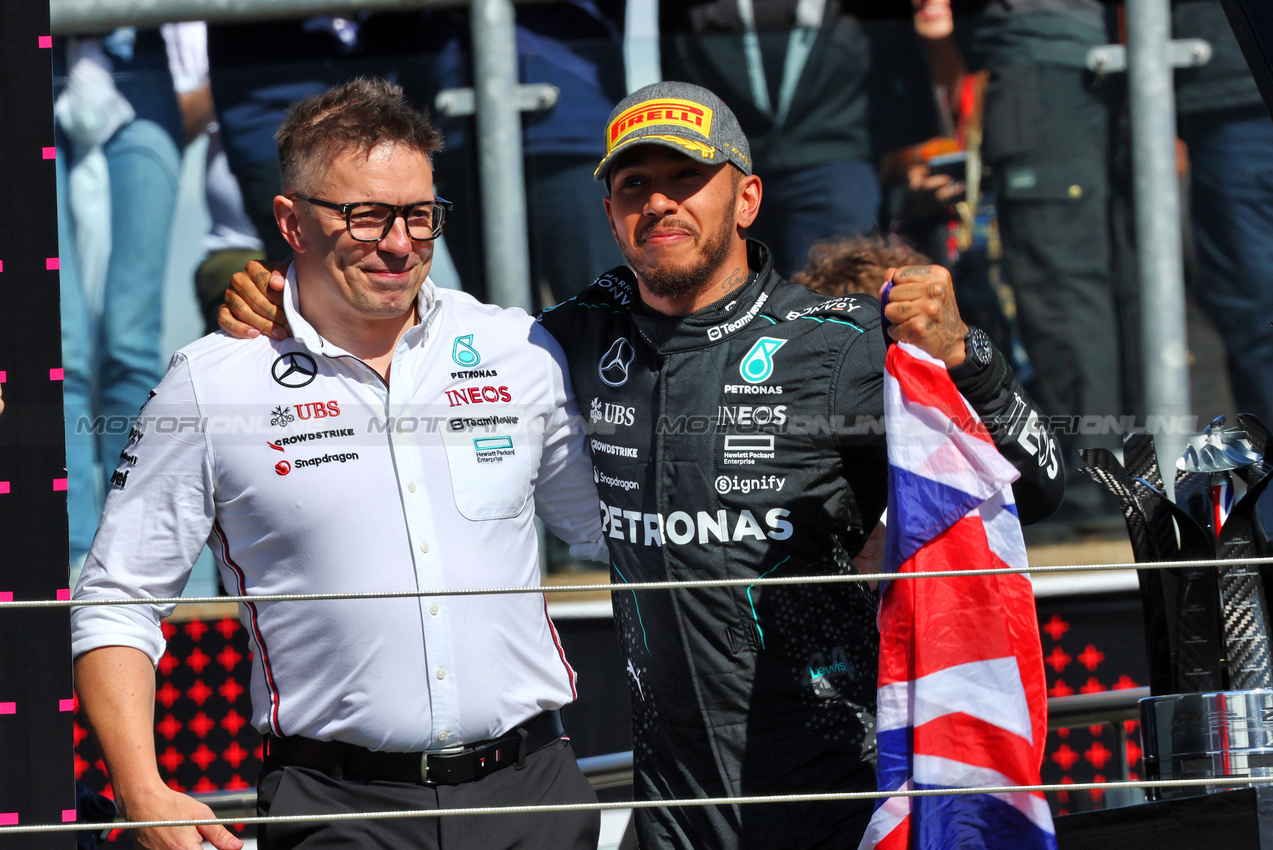 GP GRAN BRETAGNA, (L to R): Peter Bonnington (GBR) Mercedes AMG F1 Gara Engineer celebrates on the podium with vincitore Lewis Hamilton (GBR) Mercedes AMG F1.

07.07.2024. Formula 1 World Championship, Rd 12, British Grand Prix, Silverstone, England, Gara Day.

- www.xpbimages.com, EMail: requests@xpbimages.com © Copyright: Batchelor / XPB Images
