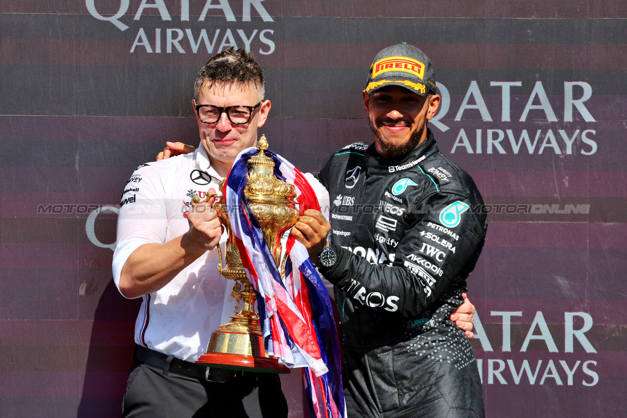 GP GRAN BRETAGNA, (L to R): Peter Bonnington (GBR) Mercedes AMG F1 Gara Engineer celebrates on the podium with vincitore Lewis Hamilton (GBR) Mercedes AMG F1.

07.07.2024. Formula 1 World Championship, Rd 12, British Grand Prix, Silverstone, England, Gara Day.

- www.xpbimages.com, EMail: requests@xpbimages.com © Copyright: Batchelor / XPB Images