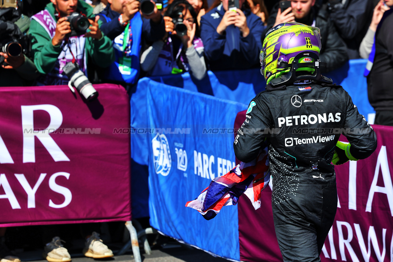 GP GRAN BRETAGNA, Gara winner Lewis Hamilton (GBR) Mercedes AMG F1 celebrates in parc ferme.

07.07.2024. Formula 1 World Championship, Rd 12, British Grand Prix, Silverstone, England, Gara Day.

- www.xpbimages.com, EMail: requests@xpbimages.com © Copyright: Batchelor / XPB Images