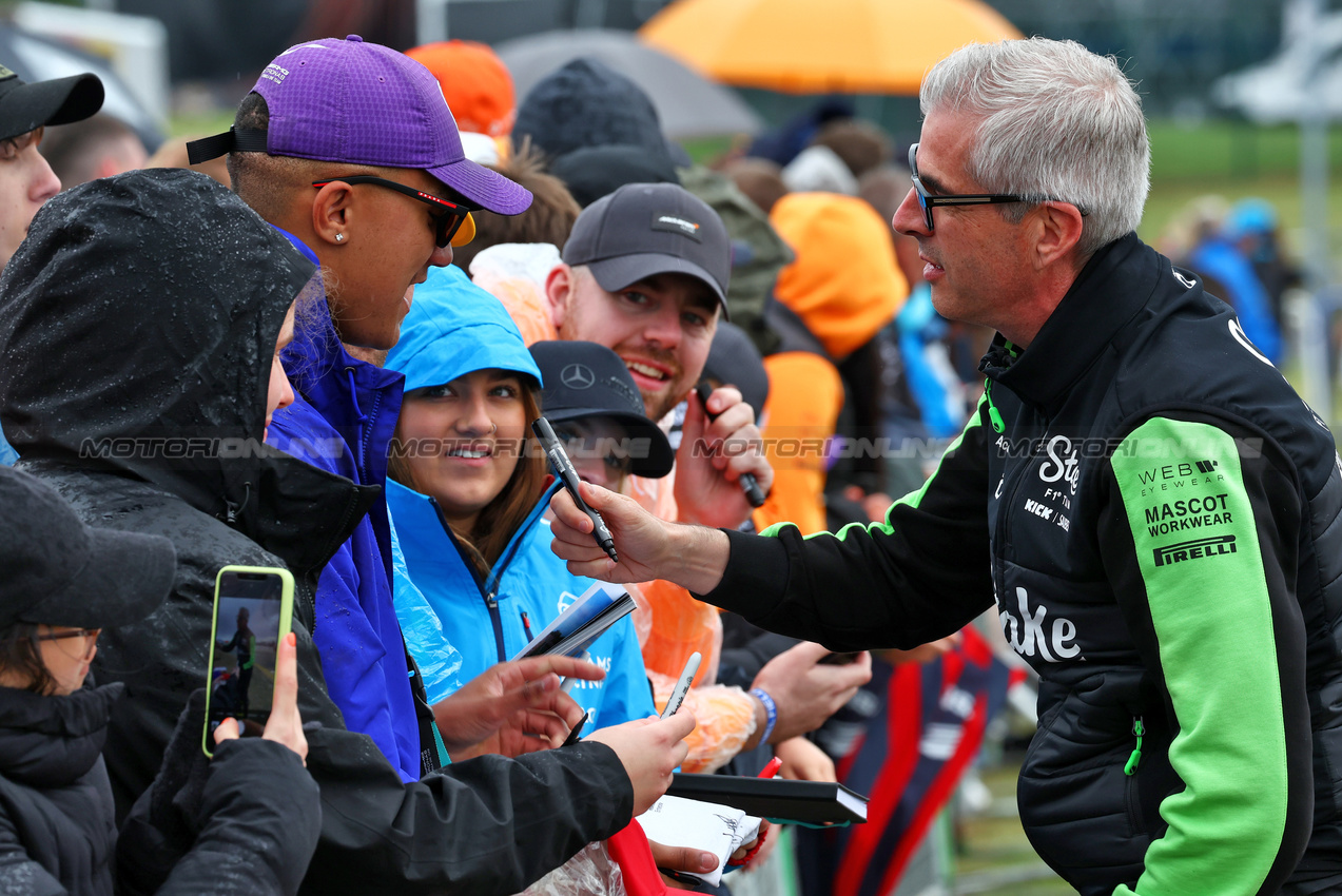 GP GRAN BRETAGNA, Alessandro Alunni Bravi (ITA) Sauber Managing Director e Team Representative with fans.

07.07.2024. Formula 1 World Championship, Rd 12, British Grand Prix, Silverstone, England, Gara Day.

 - www.xpbimages.com, EMail: requests@xpbimages.com © Copyright: Coates / XPB Images