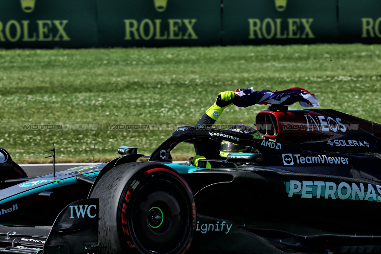 GP GRAN BRETAGNA, Gara winner Lewis Hamilton (GBR) Mercedes AMG F1 W15 celebrates at the end of the race.

07.07.2024. Formula 1 World Championship, Rd 12, British Grand Prix, Silverstone, England, Gara Day.

- www.xpbimages.com, EMail: requests@xpbimages.com © Copyright: Moy / XPB Images