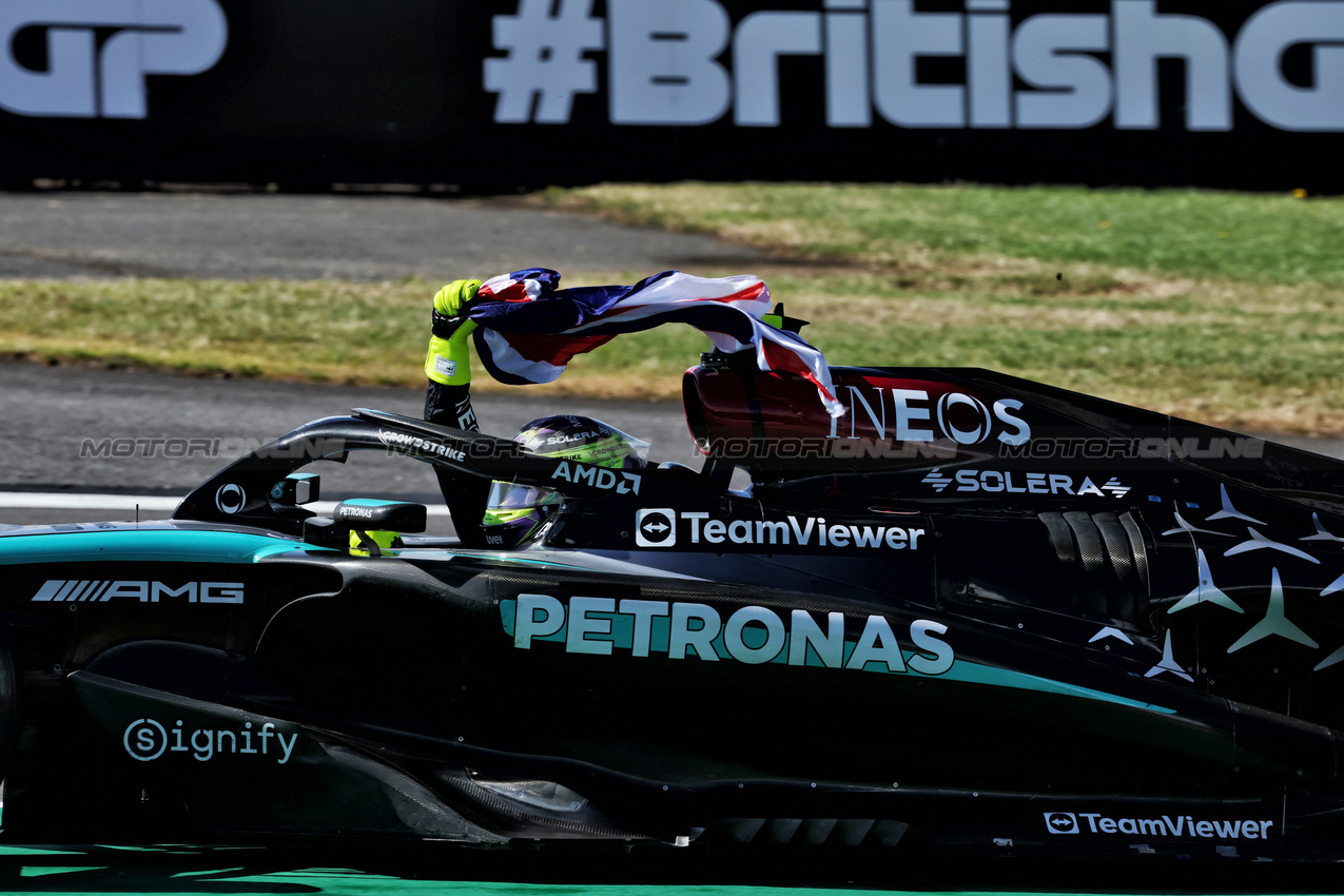 GP GRAN BRETAGNA, Gara winner Lewis Hamilton (GBR) Mercedes AMG F1 W15 celebrates at the end of the race.

07.07.2024. Formula 1 World Championship, Rd 12, British Grand Prix, Silverstone, England, Gara Day.

- www.xpbimages.com, EMail: requests@xpbimages.com © Copyright: Moy / XPB Images
