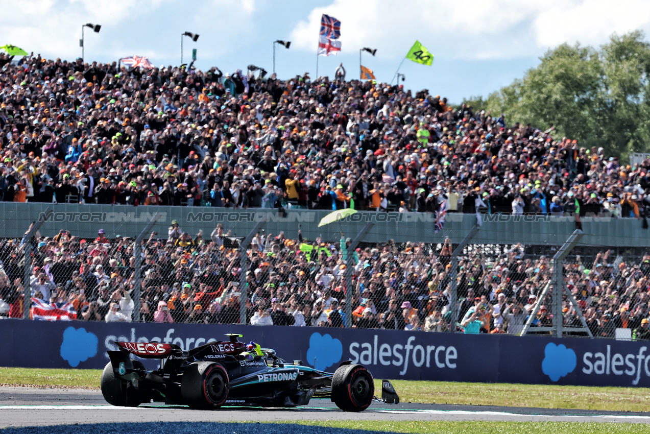 GP GRAN BRETAGNA, Gara winner Lewis Hamilton (GBR) Mercedes AMG F1 W15 celebrates at the end of the race.

07.07.2024. Formula 1 World Championship, Rd 12, British Grand Prix, Silverstone, England, Gara Day.

- www.xpbimages.com, EMail: requests@xpbimages.com © Copyright: Moy / XPB Images