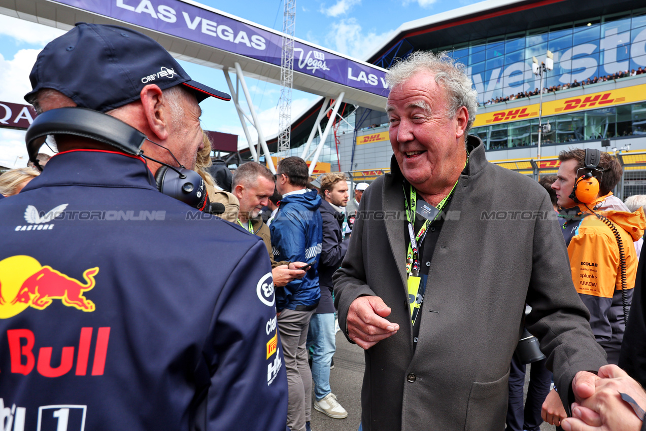 GP GRAN BRETAGNA, (L to R): Adrian Newey (GBR) Red Bull Racing Chief Technical Officer with Jeremy Clarkson (GBR) on the grid.

07.07.2024. Formula 1 World Championship, Rd 12, British Grand Prix, Silverstone, England, Gara Day.

- www.xpbimages.com, EMail: requests@xpbimages.com © Copyright: Moy / XPB Images