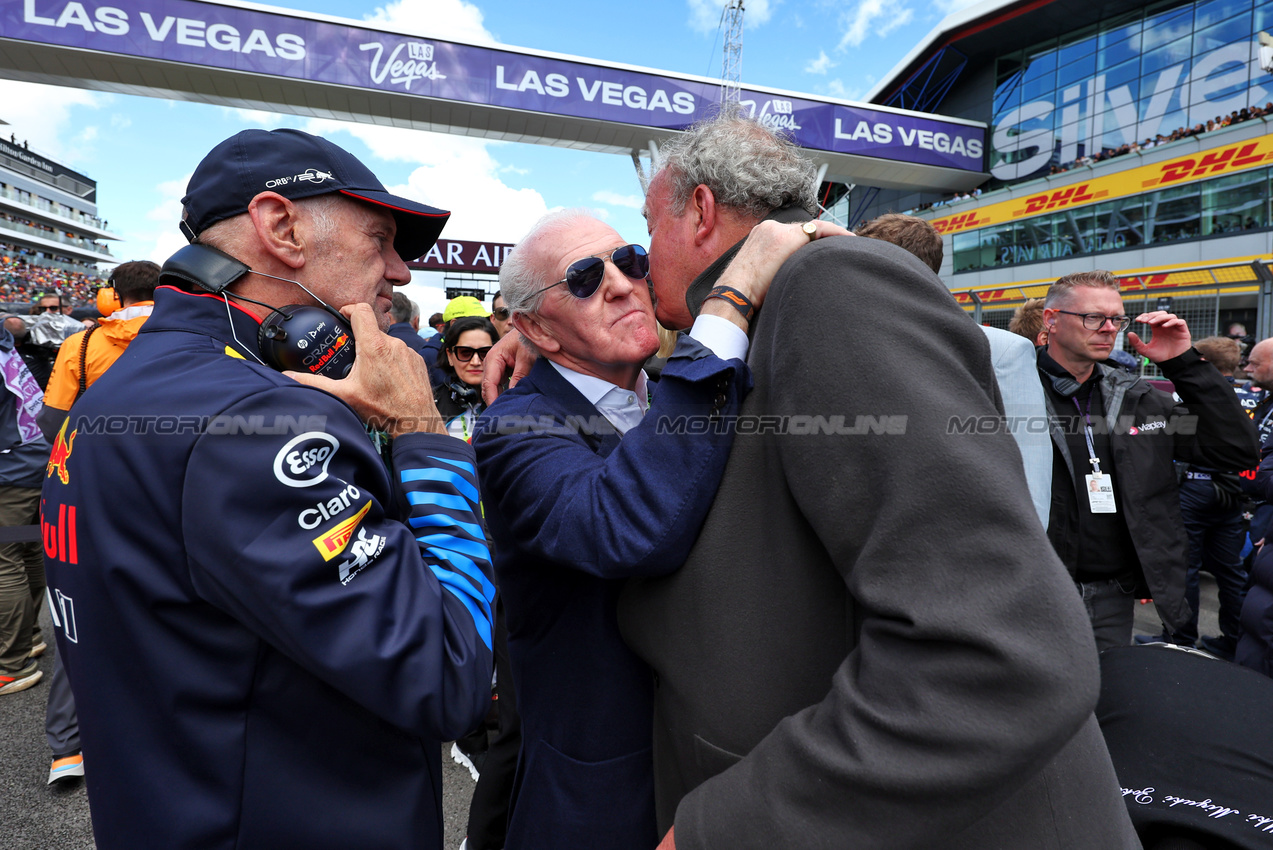 GP GRAN BRETAGNA, (L to R): Adrian Newey (GBR) Red Bull Racing Chief Technical Officer with Tony Gallagher (GBR) Property Developer e Jeremy Clarkson (GBR) on the grid.

07.07.2024. Formula 1 World Championship, Rd 12, British Grand Prix, Silverstone, England, Gara Day.

- www.xpbimages.com, EMail: requests@xpbimages.com © Copyright: Moy / XPB Images