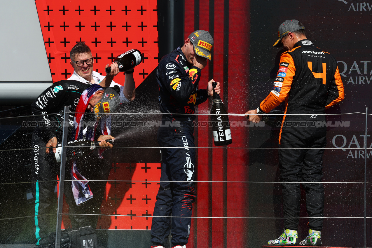 GP GRAN BRETAGNA, Max Verstappen (NLD) Red Bull Racing, second; Peter Bonnington (GBR) Mercedes AMG F1 Gara Engineer; Lewis Hamilton (GBR) Mercedes AMG F1, vincitore; Lando Norris (GBR) McLaren, third. 07.07.2024. Formula 1 World Championship, Rd 12, British Grand Prix, Silverstone, England, Gara Day. - www.xpbimages.com, EMail: requests@xpbimages.com © Copyright: Batchelor / XPB Images