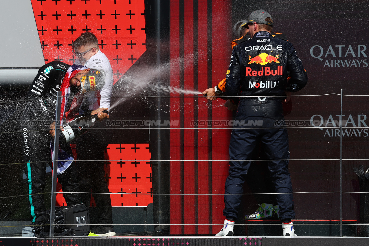 GP GRAN BRETAGNA, Max Verstappen (NLD) Red Bull Racing, second; Peter Bonnington (GBR) Mercedes AMG F1 Gara Engineer; Lewis Hamilton (GBR) Mercedes AMG F1, vincitore; Lando Norris (GBR) McLaren, third. 07.07.2024. Formula 1 World Championship, Rd 12, British Grand Prix, Silverstone, England, Gara Day. - www.xpbimages.com, EMail: requests@xpbimages.com © Copyright: Batchelor / XPB Images