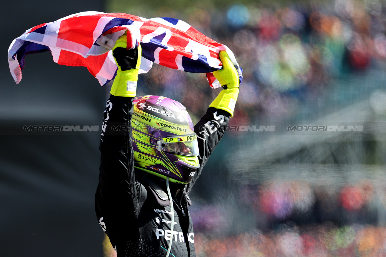GP GRAN BRETAGNA, Gara winner Lewis Hamilton (GBR) Mercedes AMG F1 celebrates in parc ferme.

07.07.2024. Formula 1 World Championship, Rd 12, British Grand Prix, Silverstone, England, Gara Day.

 - www.xpbimages.com, EMail: requests@xpbimages.com © Copyright: Davenport / XPB Images