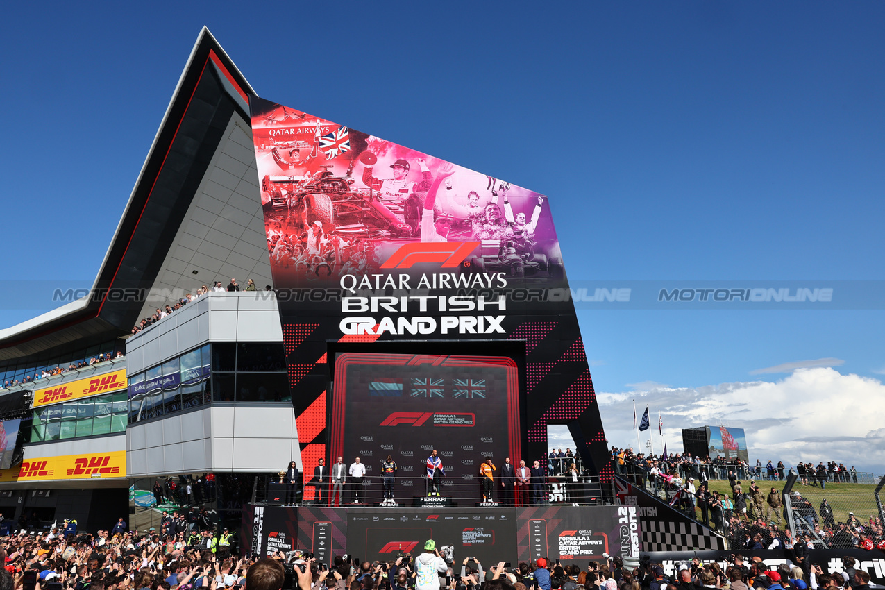 GP GRAN BRETAGNA, Max Verstappen (NLD) Red Bull Racing, second; Peter Bonnington (GBR) Mercedes AMG F1 Gara Engineer; Lewis Hamilton (GBR) Mercedes AMG F1, vincitore; Lando Norris (GBR) McLaren, third. 07.07.2024. Formula 1 World Championship, Rd 12, British Grand Prix, Silverstone, England, Gara Day. - www.xpbimages.com, EMail: requests@xpbimages.com © Copyright: Batchelor / XPB Images
