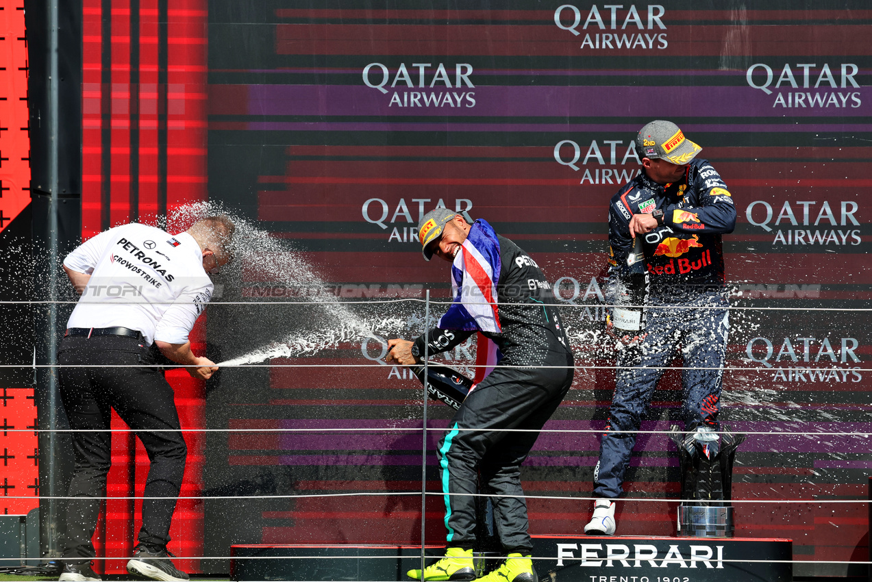 GP GRAN BRETAGNA, (L to R): Peter Bonnington (GBR) Mercedes AMG F1 Gara Engineer celebrates on the podium with vincitore Lewis Hamilton (GBR) Mercedes AMG F1 e second placed Max Verstappen (NLD) Red Bull Racing.

07.07.2024. Formula 1 World Championship, Rd 12, British Grand Prix, Silverstone, England, Gara Day.

- www.xpbimages.com, EMail: requests@xpbimages.com © Copyright: Rew / XPB Images