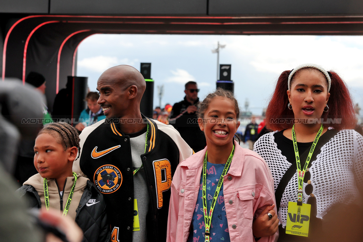 GP GRAN BRETAGNA, Mo Farah (GBR) Retired Athlete with his family.

07.07.2024. Formula 1 World Championship, Rd 12, British Grand Prix, Silverstone, England, Gara Day.

- www.xpbimages.com, EMail: requests@xpbimages.com © Copyright: Rew / XPB Images