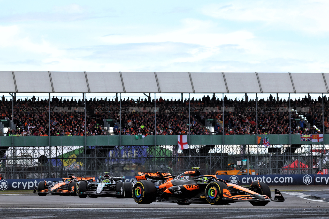 GP GRAN BRETAGNA, Lando Norris (GBR) McLaren MCL38.

07.07.2024. Formula 1 World Championship, Rd 12, British Grand Prix, Silverstone, England, Gara Day.

- www.xpbimages.com, EMail: requests@xpbimages.com © Copyright: Rew / XPB Images