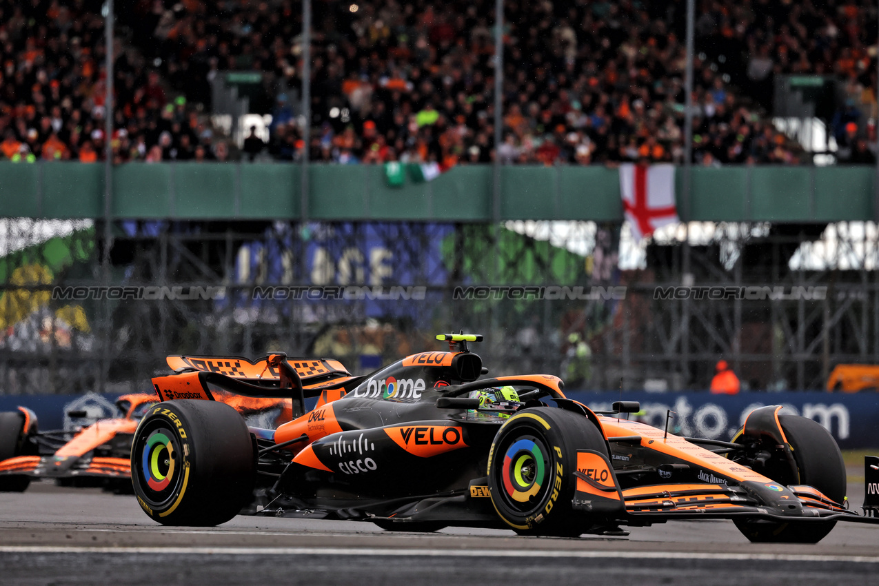 GP GRAN BRETAGNA, Lando Norris (GBR) McLaren MCL38.

07.07.2024. Formula 1 World Championship, Rd 12, British Grand Prix, Silverstone, England, Gara Day.

- www.xpbimages.com, EMail: requests@xpbimages.com © Copyright: Rew / XPB Images