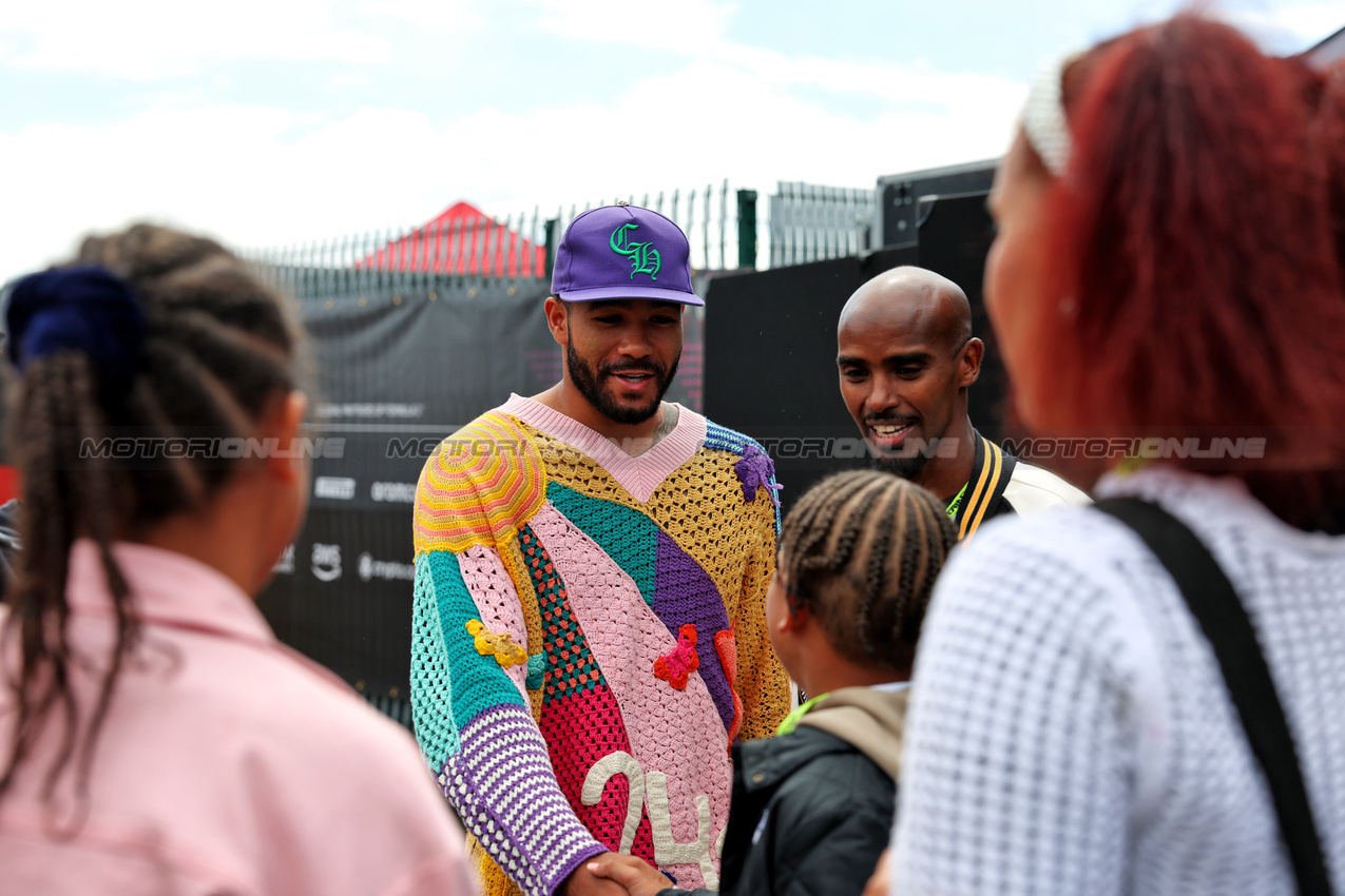 GP GRAN BRETAGNA, Mo Farah (GBR) Retired Athlete with his family.

07.07.2024. Formula 1 World Championship, Rd 12, British Grand Prix, Silverstone, England, Gara Day.

- www.xpbimages.com, EMail: requests@xpbimages.com © Copyright: Rew / XPB Images