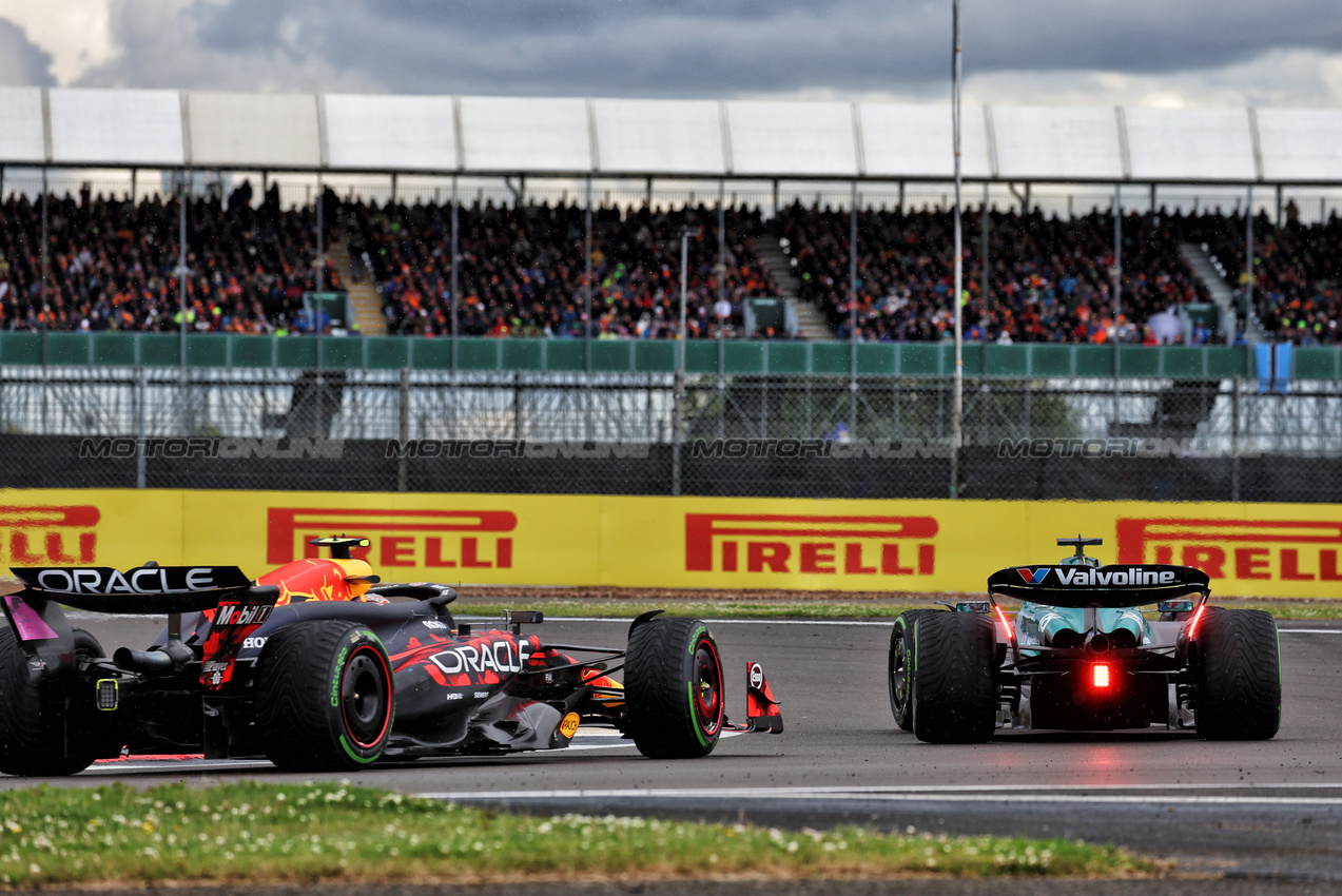 GP GRAN BRETAGNA, Lance Stroll (CDN) Aston Martin F1 Team AMR24 davanti a Sergio Perez (MEX) Red Bull Racing RB20.

07.07.2024. Formula 1 World Championship, Rd 12, British Grand Prix, Silverstone, England, Gara Day.

- www.xpbimages.com, EMail: requests@xpbimages.com © Copyright: Rew / XPB Images