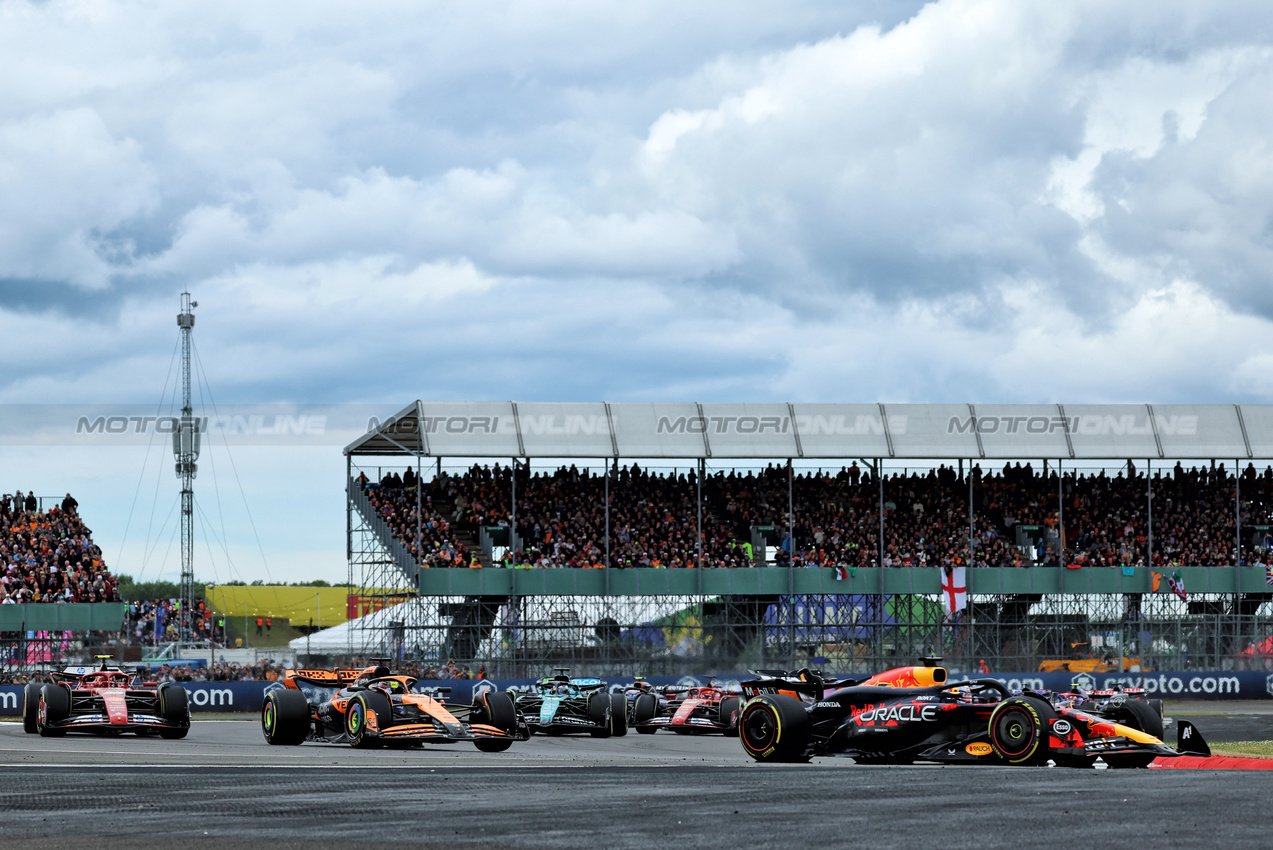 GP GRAN BRETAGNA, Max Verstappen (NLD) Red Bull Racing RB20 at the partenza of the race.

07.07.2024. Formula 1 World Championship, Rd 12, British Grand Prix, Silverstone, England, Gara Day.

- www.xpbimages.com, EMail: requests@xpbimages.com © Copyright: Rew / XPB Images