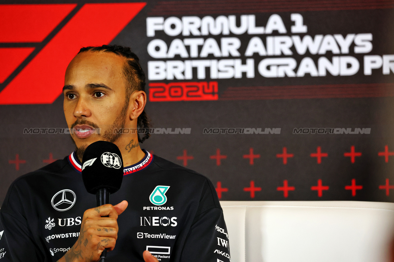 GP GRAN BRETAGNA, Lewis Hamilton (GBR) Mercedes AMG F1 in the post race FIA Press Conference.

07.07.2024. Formula 1 World Championship, Rd 12, British Grand Prix, Silverstone, England, Gara Day.

- www.xpbimages.com, EMail: requests@xpbimages.com © Copyright: Charniaux / XPB Images
