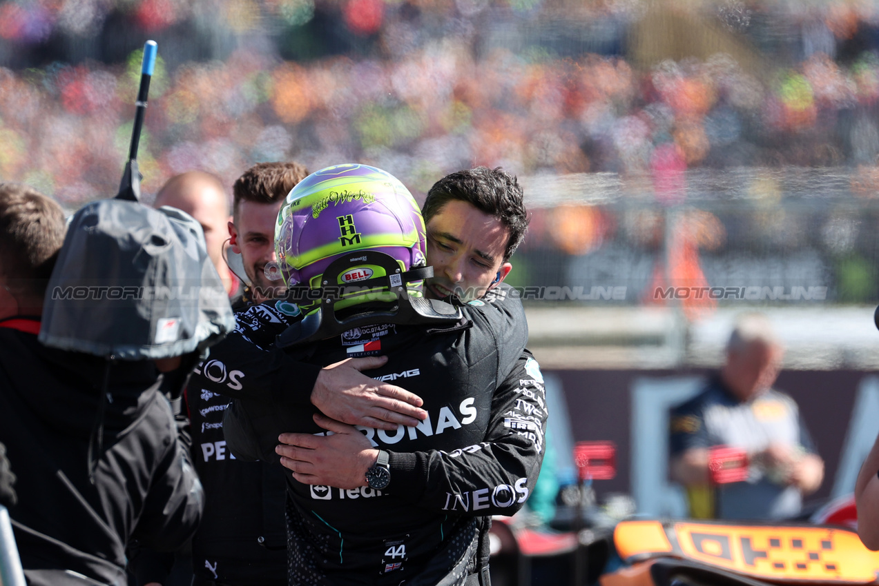 GP GRAN BRETAGNA, Gara winner Max Verstappen (NLD) Red Bull Racing celebrates in parc ferme.

07.07.2024. Formula 1 World Championship, Rd 12, British Grand Prix, Silverstone, England, Gara Day.

 - www.xpbimages.com, EMail: requests@xpbimages.com © Copyright: Davenport / XPB Images