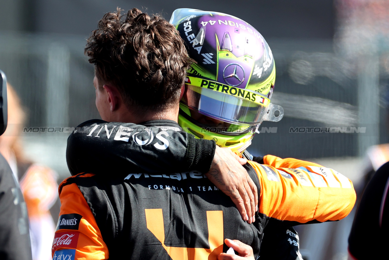 GP GRAN BRETAGNA, Gara winner Lewis Hamilton (GBR) Mercedes AMG F1 celebrates in parc ferme wi Lando Norris (GBR) McLaren.

07.07.2024. Formula 1 World Championship, Rd 12, British Grand Prix, Silverstone, England, Gara Day.

 - www.xpbimages.com, EMail: requests@xpbimages.com © Copyright: Davenport / XPB Images