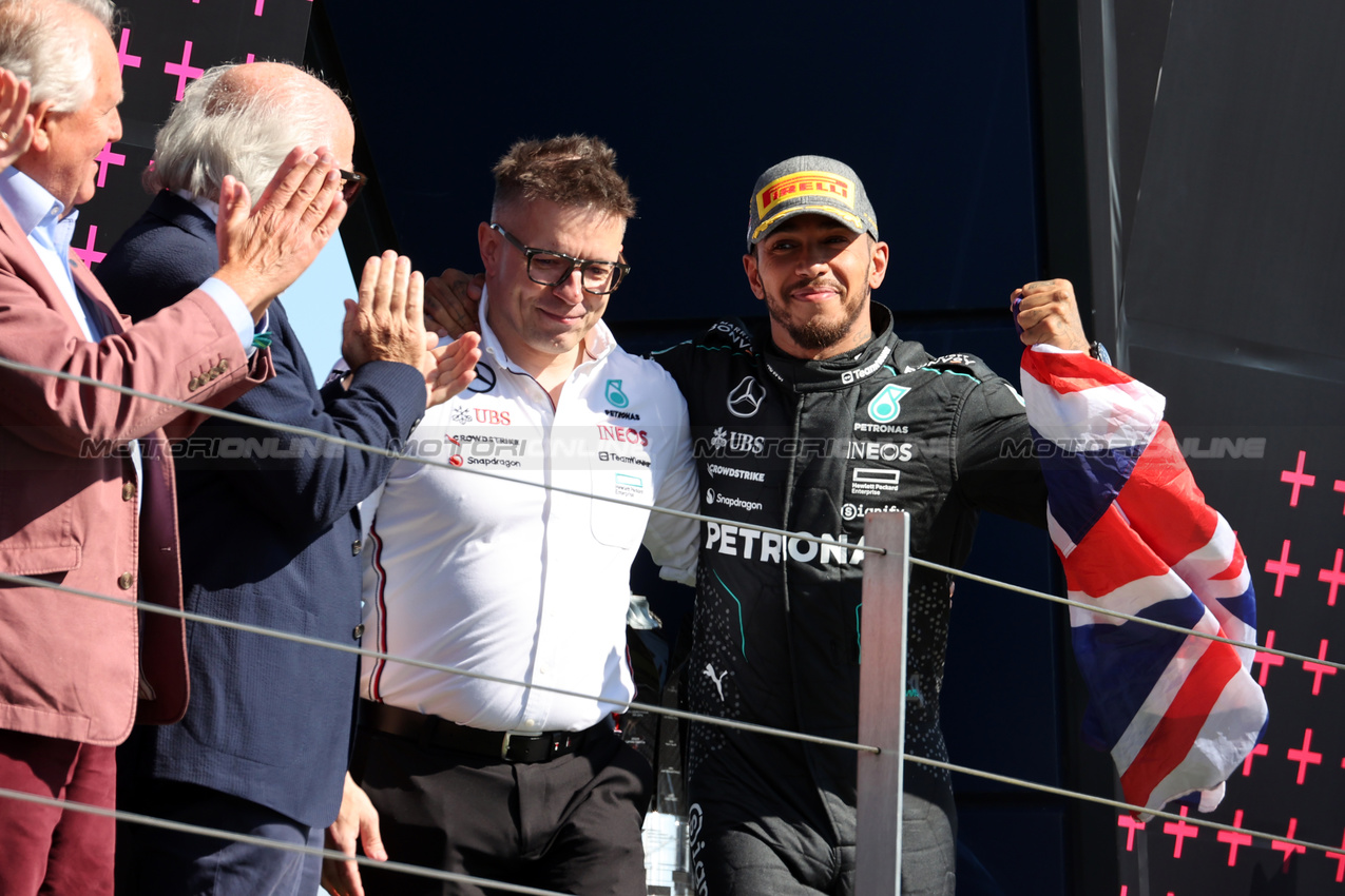 GP GRAN BRETAGNA, Gara winner Lewis Hamilton (GBR) Mercedes AMG F1 celebrates on the podium.

07.07.2024. Formula 1 World Championship, Rd 12, British Grand Prix, Silverstone, England, Gara Day.

 - www.xpbimages.com, EMail: requests@xpbimages.com © Copyright: Davenport / XPB Images