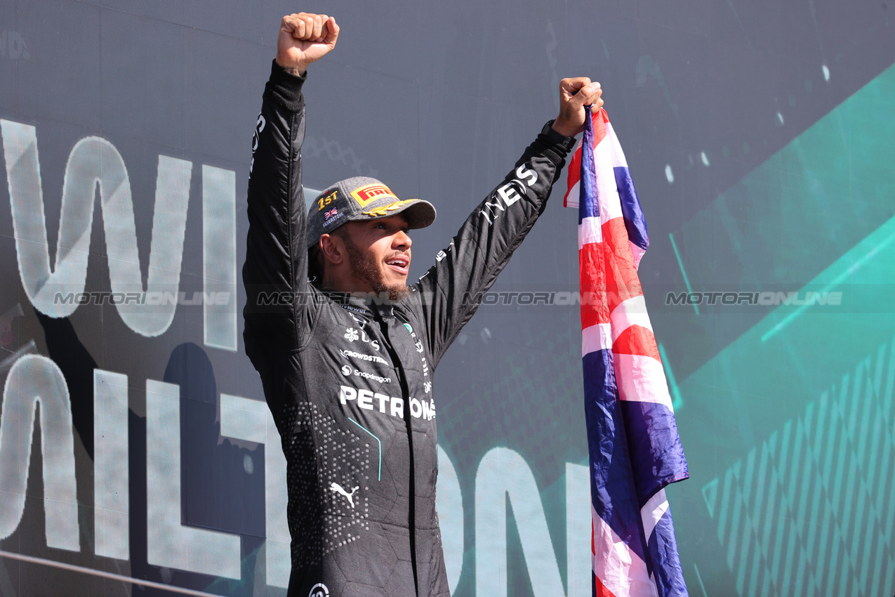 GP GRAN BRETAGNA, Gara winner Lewis Hamilton (GBR) Mercedes AMG F1 celebrates on the podium.

07.07.2024. Formula 1 World Championship, Rd 12, British Grand Prix, Silverstone, England, Gara Day.

 - www.xpbimages.com, EMail: requests@xpbimages.com © Copyright: Davenport / XPB Images