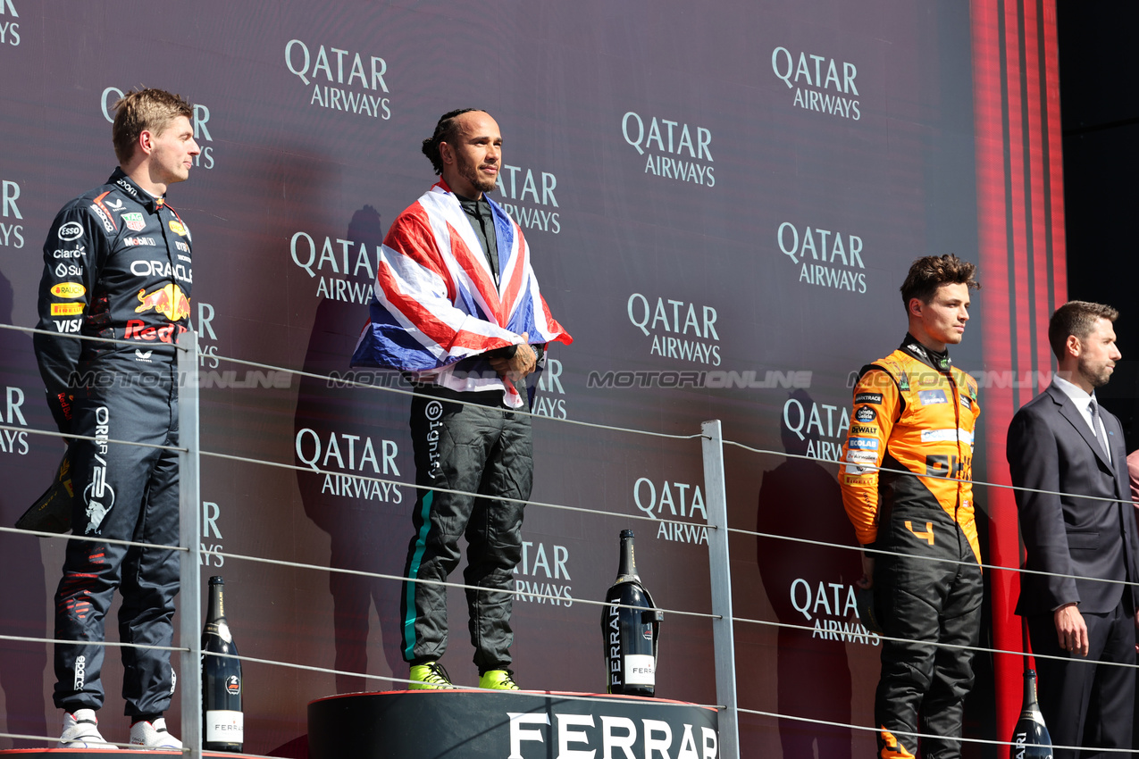 GP GRAN BRETAGNA, The podium (L to R): Max Verstappen (NLD) Red Bull Racing, second; Lewis Hamilton (GBR) Mercedes AMG F1, vincitore; Lando Norris (GBR) McLaren, third.

07.07.2024. Formula 1 World Championship, Rd 12, British Grand Prix, Silverstone, England, Gara Day.

 - www.xpbimages.com, EMail: requests@xpbimages.com © Copyright: Davenport / XPB Images