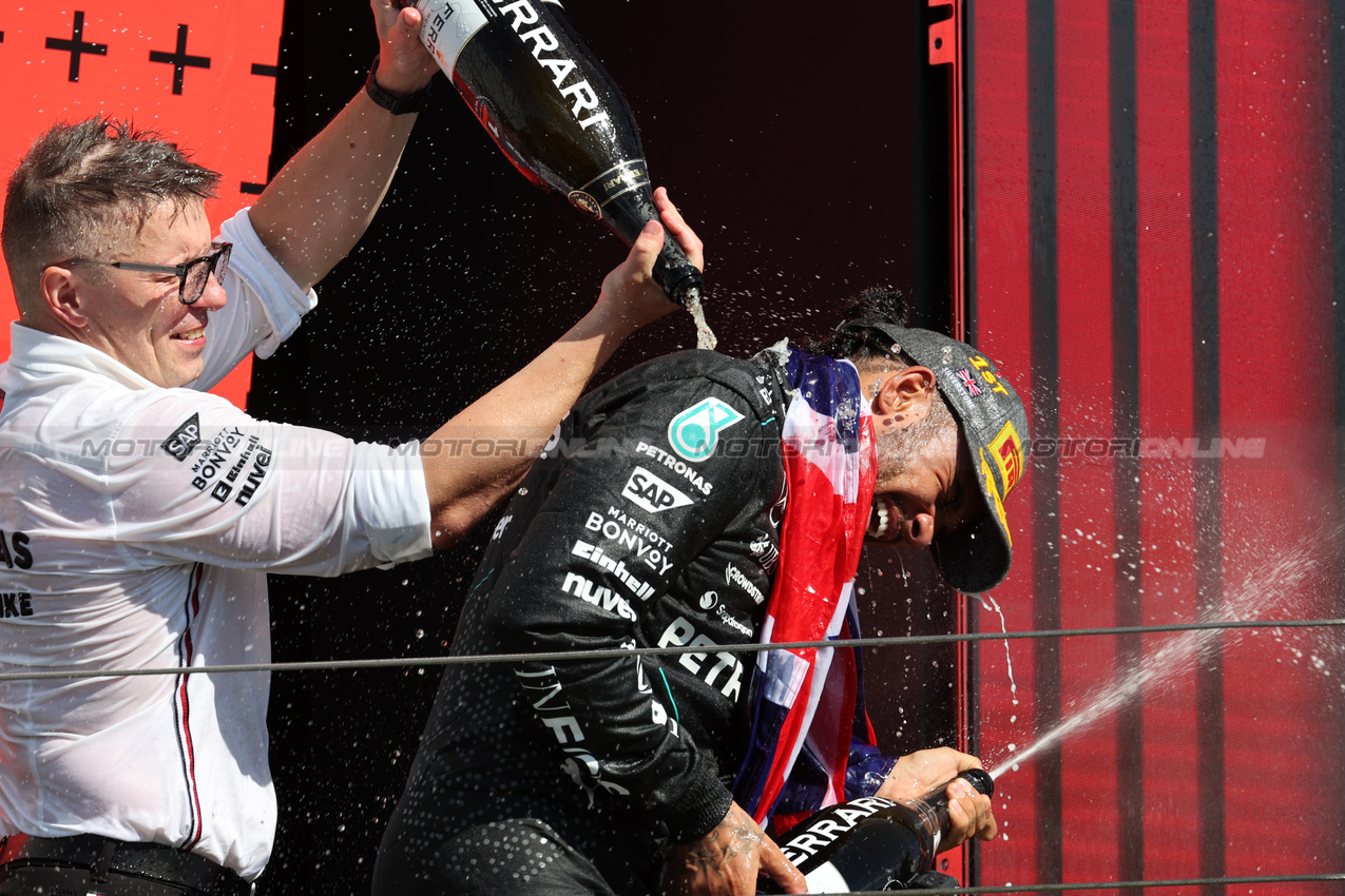 GP GRAN BRETAGNA, Gara winner Lewis Hamilton (GBR) Mercedes AMG F1 celebrates on the podium with Peter Bonnington (GBR) Mercedes AMG F1 Gara Engineer.

07.07.2024. Formula 1 World Championship, Rd 12, British Grand Prix, Silverstone, England, Gara Day.

 - www.xpbimages.com, EMail: requests@xpbimages.com © Copyright: Davenport / XPB Images