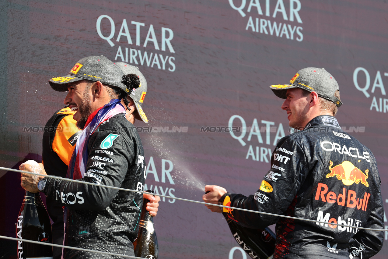 GP GRAN BRETAGNA, (L to R): Gara winner Lewis Hamilton (GBR) Mercedes AMG F1 celebrates on the podium with Lando Norris (GBR) McLaren e Max Verstappen (NLD) Red Bull Racing.

07.07.2024. Formula 1 World Championship, Rd 12, British Grand Prix, Silverstone, England, Gara Day.

 - www.xpbimages.com, EMail: requests@xpbimages.com © Copyright: Davenport / XPB Images