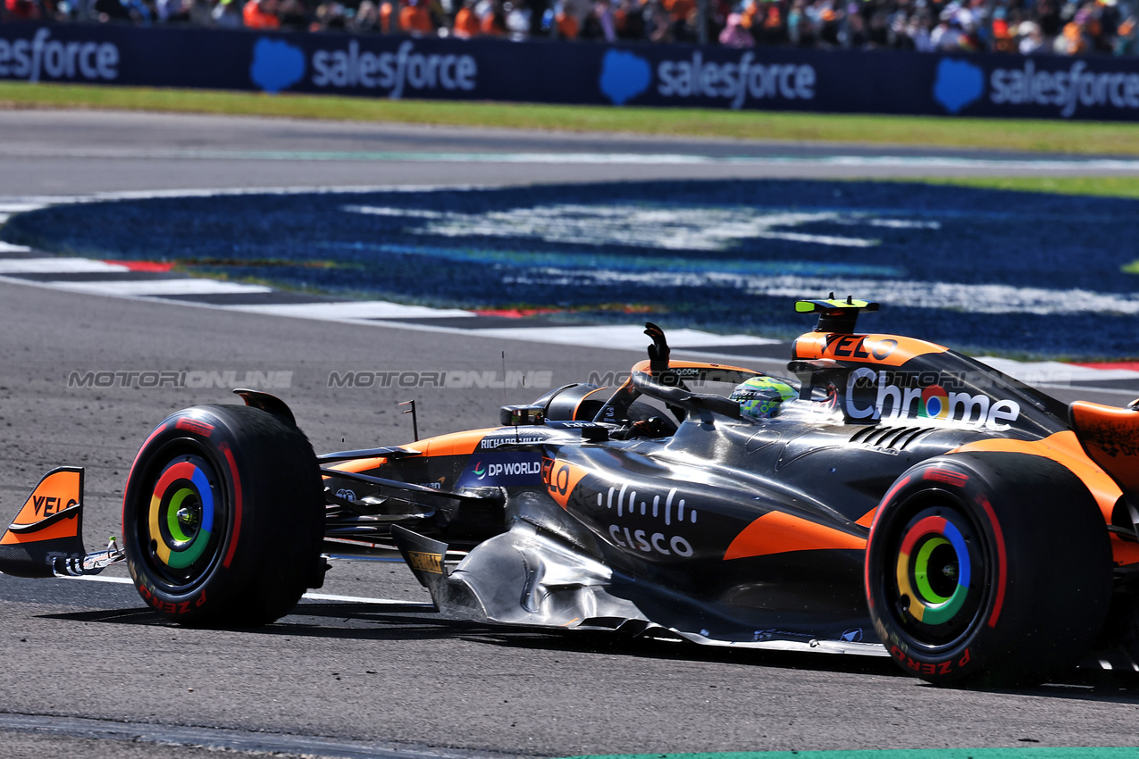 GP GRAN BRETAGNA, Lando Norris (GBR) McLaren MCL38 celebrates his third position at the end of the race.

07.07.2024. Formula 1 World Championship, Rd 12, British Grand Prix, Silverstone, England, Gara Day.

- www.xpbimages.com, EMail: requests@xpbimages.com © Copyright: Moy / XPB Images