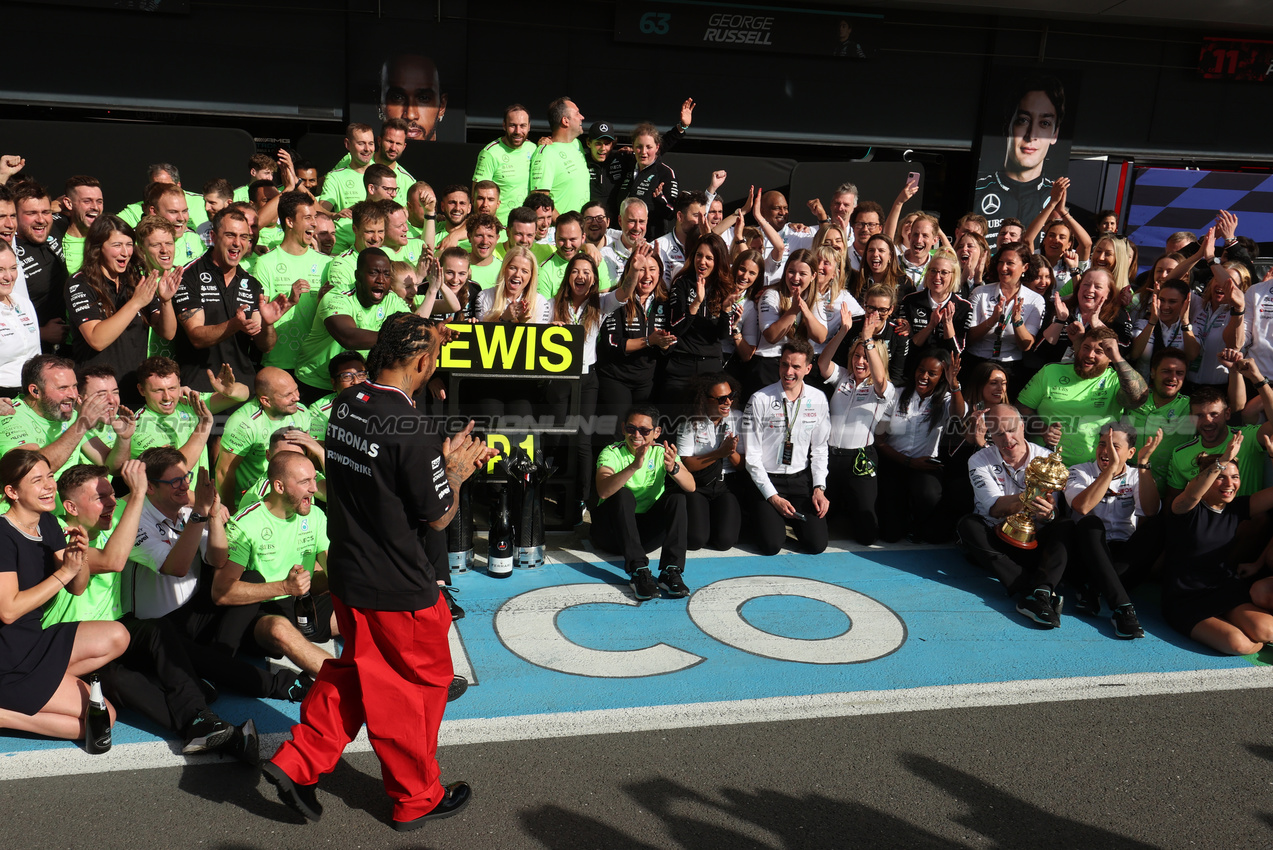 GP GRAN BRETAGNA, Gara winner Lewis Hamilton (GBR) Mercedes AMG F1 celebrates with the team.

07.07.2024. Formula 1 World Championship, Rd 12, British Grand Prix, Silverstone, England, Gara Day.

 - www.xpbimages.com, EMail: requests@xpbimages.com © Copyright: Davenport / XPB Images