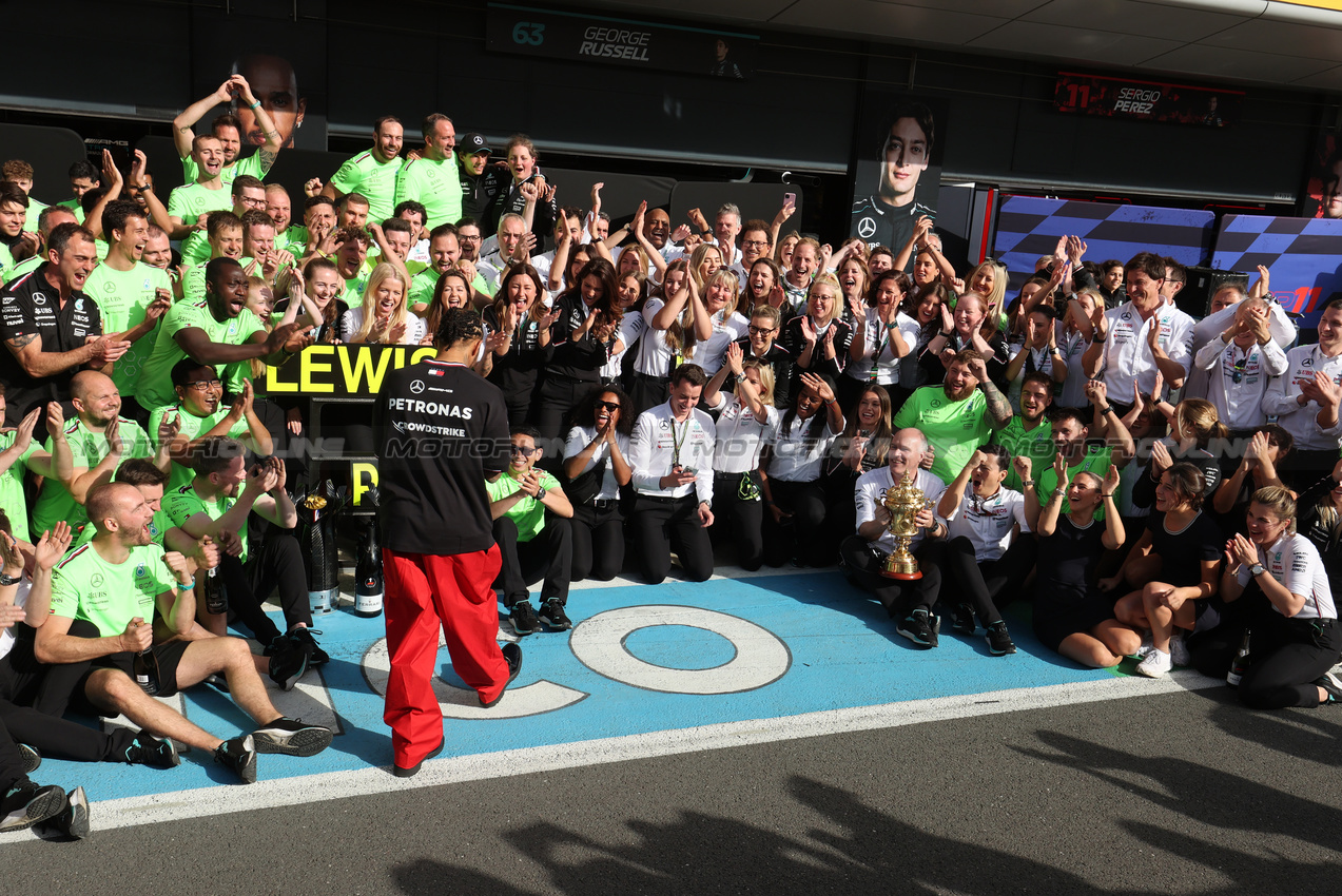 GP GRAN BRETAGNA, Gara winner Lewis Hamilton (GBR) Mercedes AMG F1 celebrates with the team.

07.07.2024. Formula 1 World Championship, Rd 12, British Grand Prix, Silverstone, England, Gara Day.

 - www.xpbimages.com, EMail: requests@xpbimages.com © Copyright: Davenport / XPB Images