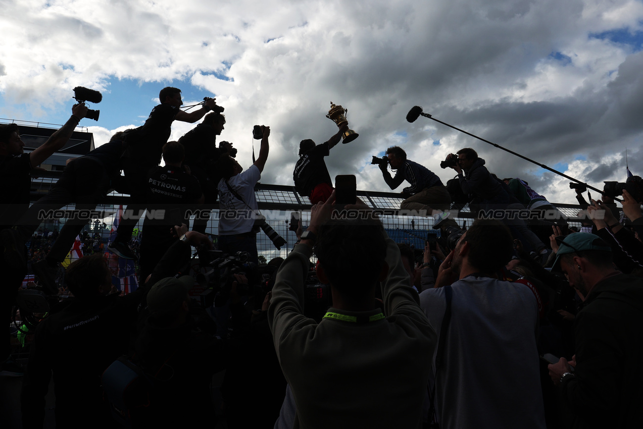 GP GRAN BRETAGNA, Gara winner Lewis Hamilton (GBR) Mercedes AMG F1 celebrates after the race.

07.07.2024. Formula 1 World Championship, Rd 12, British Grand Prix, Silverstone, England, Gara Day.

 - www.xpbimages.com, EMail: requests@xpbimages.com © Copyright: Davenport / XPB Images