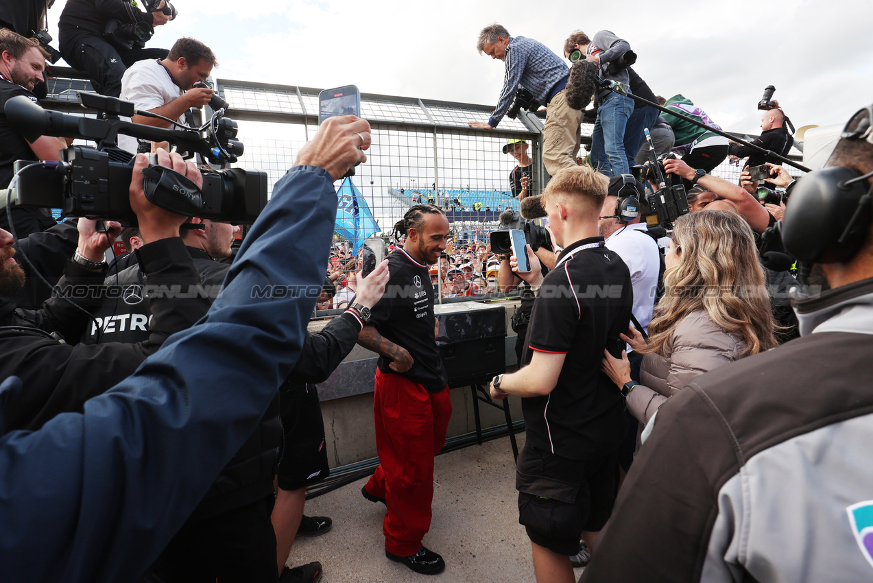 GP GRAN BRETAGNA, Gara winner Lewis Hamilton (GBR) Mercedes AMG F1 celebrates after the race.

07.07.2024. Formula 1 World Championship, Rd 12, British Grand Prix, Silverstone, England, Gara Day.

 - www.xpbimages.com, EMail: requests@xpbimages.com © Copyright: Davenport / XPB Images