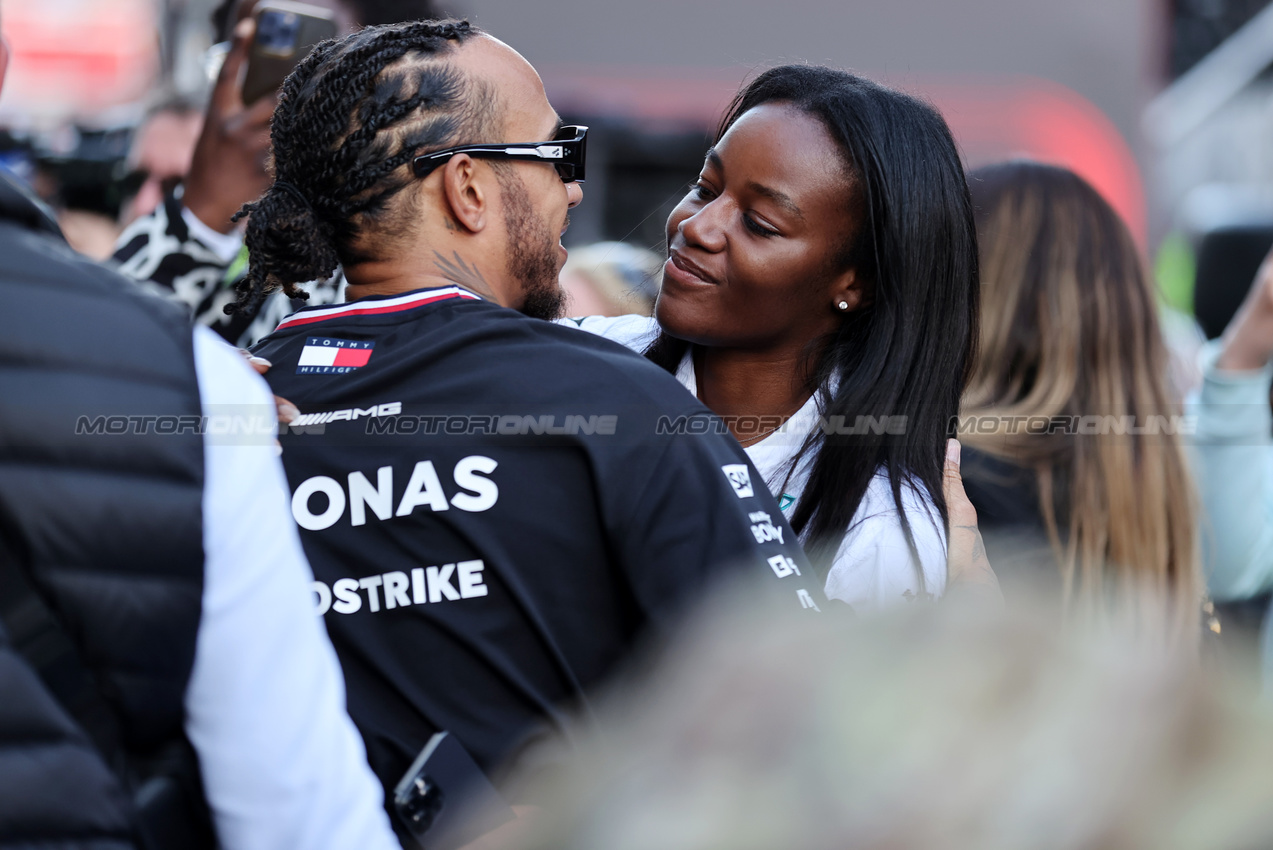 GP GRAN BRETAGNA, Gara winner Lewis Hamilton (GBR) Mercedes AMG F1 celebrates with the team.

07.07.2024. Formula 1 World Championship, Rd 12, British Grand Prix, Silverstone, England, Gara Day.

 - www.xpbimages.com, EMail: requests@xpbimages.com © Copyright: Davenport / XPB Images
