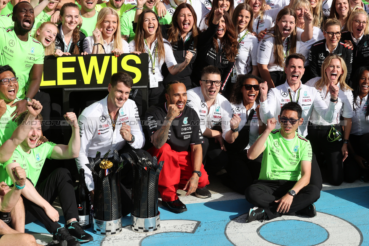 GP GRAN BRETAGNA, Gara winner Lewis Hamilton (GBR) Mercedes AMG F1 celebrates with the team.

07.07.2024. Formula 1 World Championship, Rd 12, British Grand Prix, Silverstone, England, Gara Day.

 - www.xpbimages.com, EMail: requests@xpbimages.com © Copyright: Davenport / XPB Images