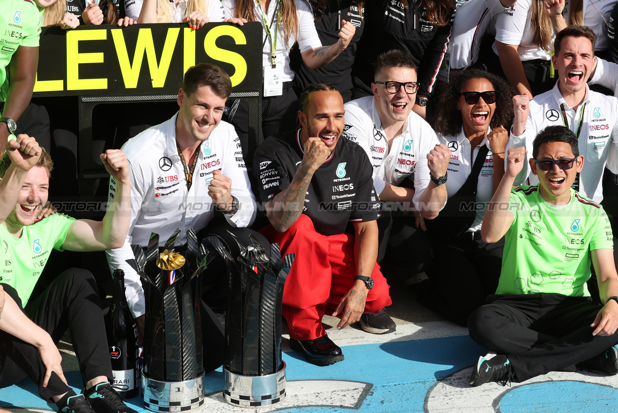GP GRAN BRETAGNA, Gara winner Lewis Hamilton (GBR) Mercedes AMG F1 celebrates with the team.

07.07.2024. Formula 1 World Championship, Rd 12, British Grand Prix, Silverstone, England, Gara Day.

 - www.xpbimages.com, EMail: requests@xpbimages.com © Copyright: Davenport / XPB Images