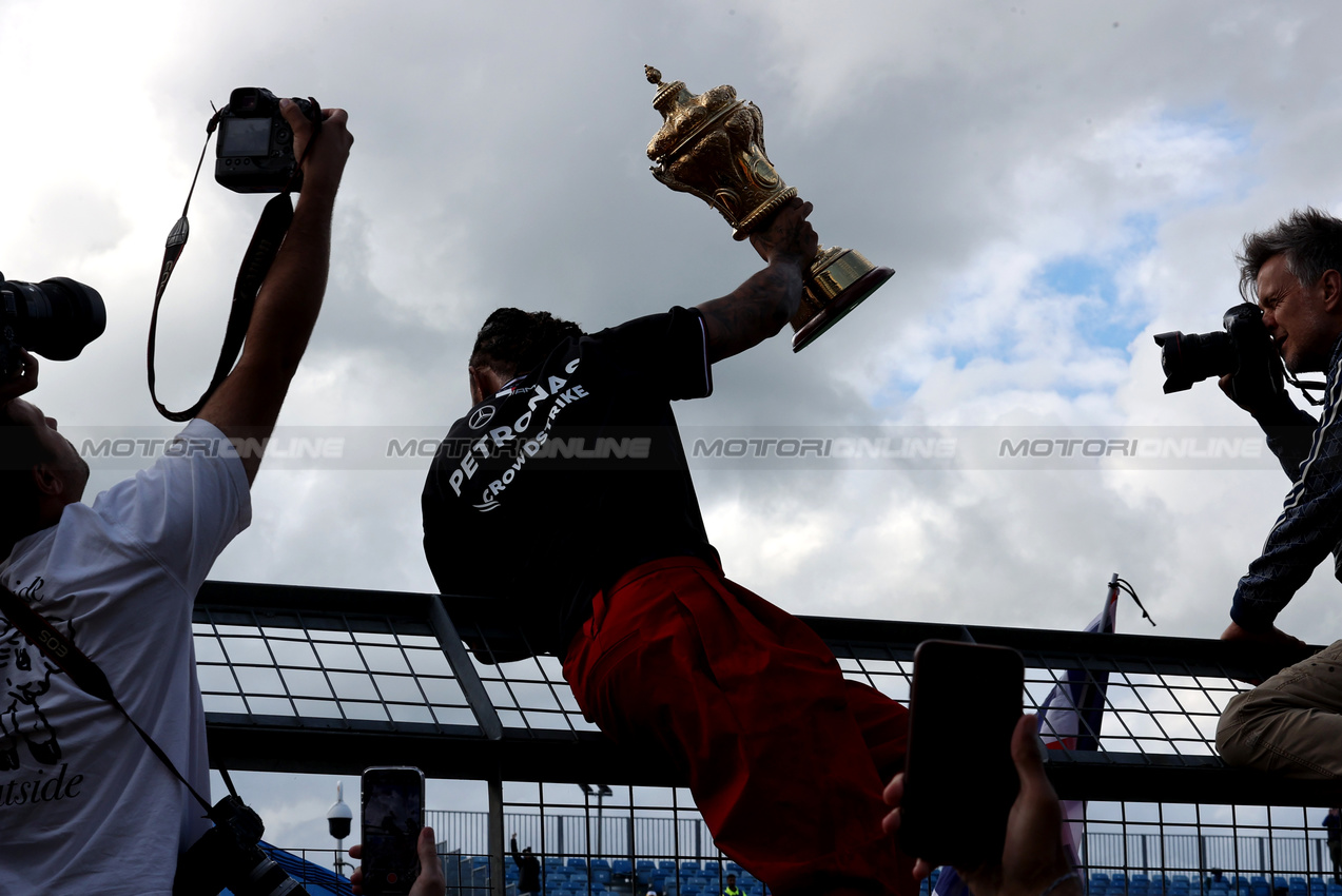 GP GRAN BRETAGNA, Gara winner Lewis Hamilton (GBR) Mercedes AMG F1 celebrates after the race.

07.07.2024. Formula 1 World Championship, Rd 12, British Grand Prix, Silverstone, England, Gara Day.

 - www.xpbimages.com, EMail: requests@xpbimages.com © Copyright: Davenport / XPB Images