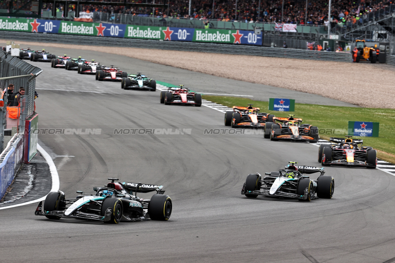 GP GRAN BRETAGNA, George Russell (GBR) Mercedes AMG F1 W15 davanti a at the partenza of the race.

07.07.2024. Formula 1 World Championship, Rd 12, British Grand Prix, Silverstone, England, Gara Day.

 - www.xpbimages.com, EMail: requests@xpbimages.com © Copyright: Davenport / XPB Images