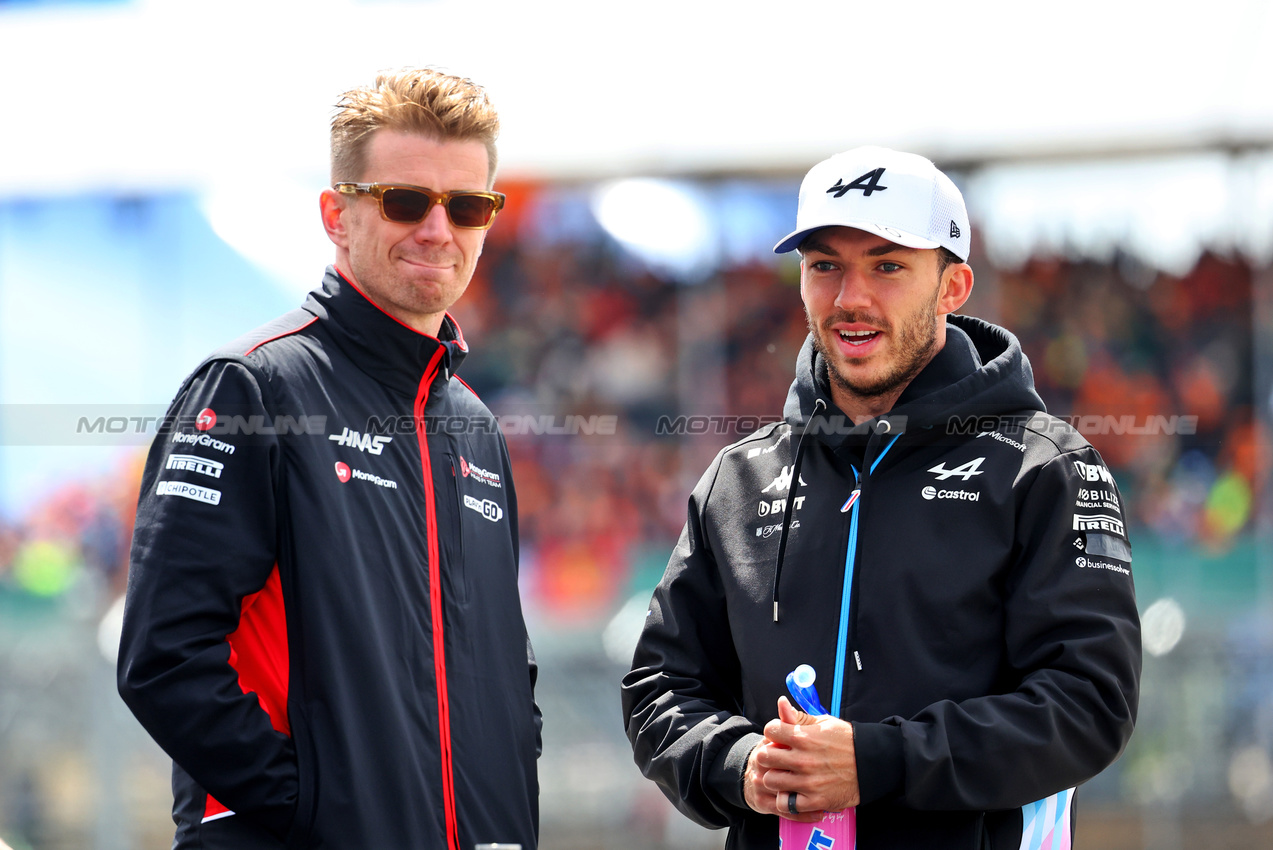 GP GRAN BRETAGNA, (L to R): Nico Hulkenberg (GER) Haas F1 Team e Pierre Gasly (FRA) Alpine F1 Team on the drivers' parade.

07.07.2024. Formula 1 World Championship, Rd 12, British Grand Prix, Silverstone, England, Gara Day.

- www.xpbimages.com, EMail: requests@xpbimages.com © Copyright: Batchelor / XPB Images