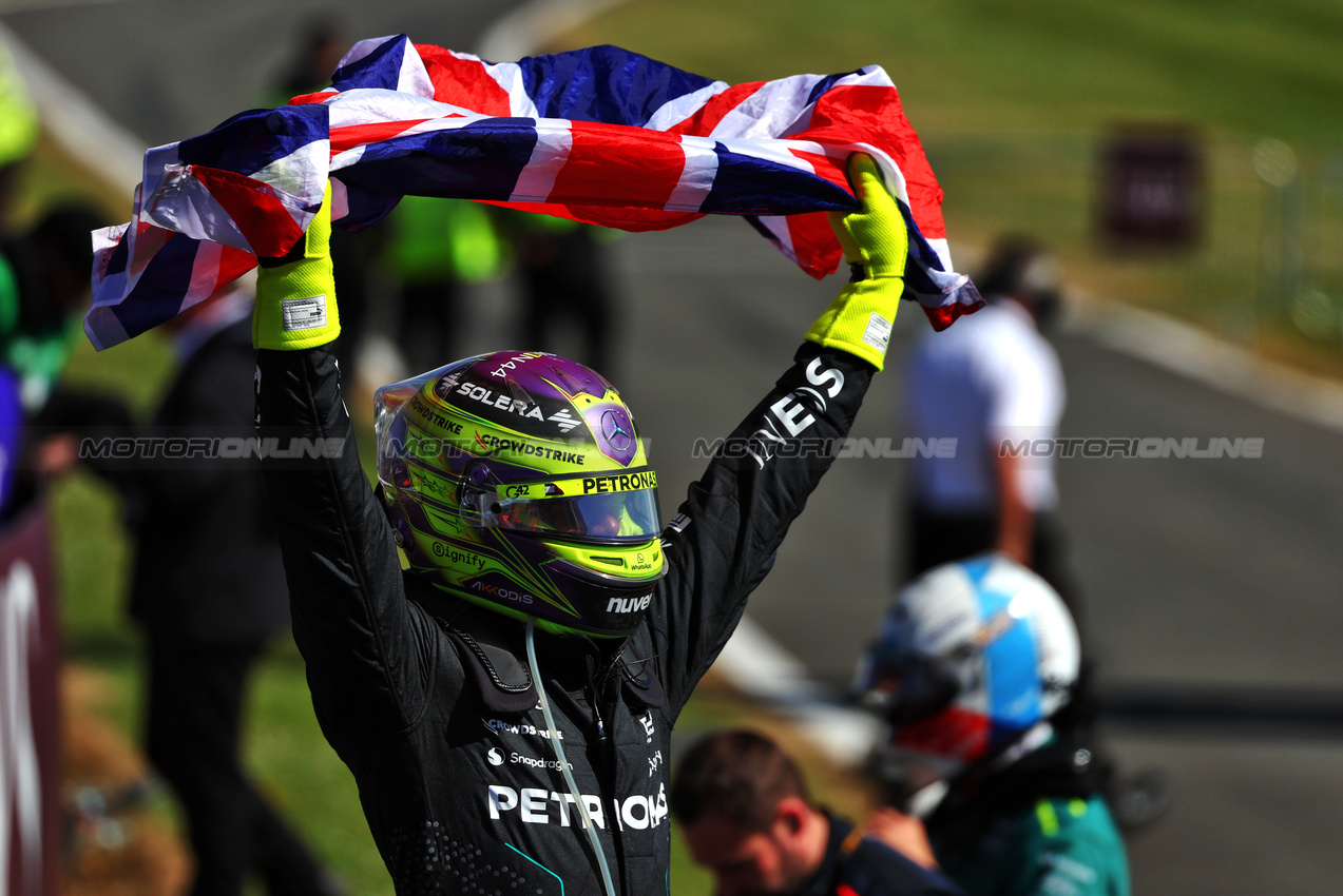 GP GRAN BRETAGNA, Gara winner Lewis Hamilton (GBR) Mercedes AMG F1 celebrates in parc ferme.

07.07.2024. Formula 1 World Championship, Rd 12, British Grand Prix, Silverstone, England, Gara Day.

 - www.xpbimages.com, EMail: requests@xpbimages.com © Copyright: Coates / XPB Images