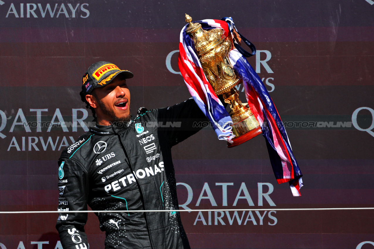 GP GRAN BRETAGNA, Gara winner Lewis Hamilton (GBR) Mercedes AMG F1 celebrates on the podium.

07.07.2024. Formula 1 World Championship, Rd 12, British Grand Prix, Silverstone, England, Gara Day.

 - www.xpbimages.com, EMail: requests@xpbimages.com © Copyright: Coates / XPB Images