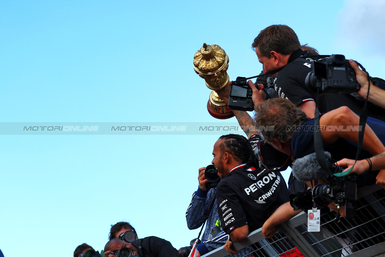 GP GRAN BRETAGNA, Gara winner Lewis Hamilton (GBR) Mercedes AMG F1 celebrates after the end of the race.

07.07.2024. Formula 1 World Championship, Rd 12, British Grand Prix, Silverstone, England, Gara Day.

 - www.xpbimages.com, EMail: requests@xpbimages.com © Copyright: Coates / XPB Images